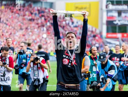 Leverkusen, BayArena, 18.05.2024: Allenatore Xabi Alonso (Leverkusen) jubelt mit Meisterschale und fans nach der Siegerehrung beim Spiel der 1. Bundesliga Bayer 04 Leverkusen vs. FC Augsburg. Foto Stock