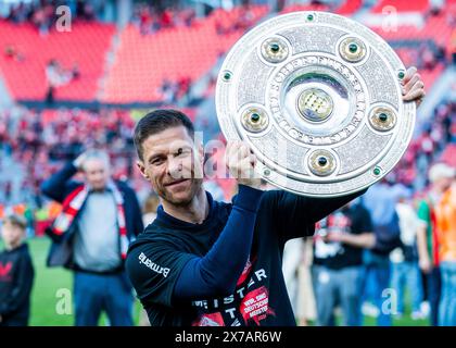 Leverkusen, BayArena, 18.05.2024: Allenatore Xabi Alonso (Leverkusen) jubelt mit Meisterschale und fans nach der Siegerehrung beim Spiel der 1. Bundesliga Bayer 04 Leverkusen vs. FC Augsburg. Foto Stock