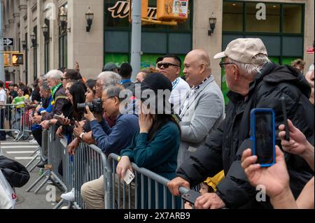 New York, Stati Uniti. 18 maggio 2024. Gli spettatori guardano durante la diciottesima sfilata di danza annuale e Festival. Credito: SOPA Images Limited/Alamy Live News Foto Stock