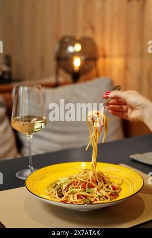 Gustate la pasta Arrabbiata con gamberi e capperi in un ambiente accogliente Foto Stock