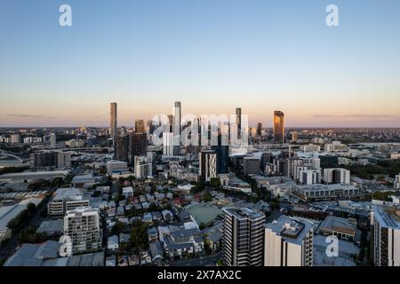 Vista con droni da Brisbane meridionale dello skyline di Brisbane, Queensland, Australia Foto Stock