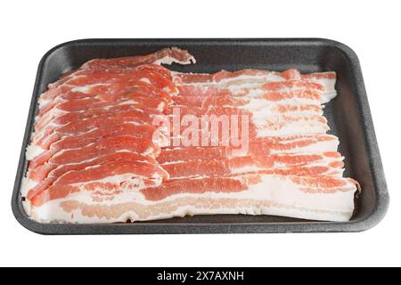 Pancetta di maiale cruda in confezione di plastica nera isolata su sfondo bianco. Fette di petto striate, pancetta fresca a fette sottili, ingrediente alimentare Foto Stock