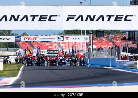 Misano Adriatico, Italie. 18 maggio 2024. Griglia prima della gara durante il 3° round della GT World Challenge Sprint Cup 2024 sul Misano World Circuit Marco Simoncelli, dal 17 al 19 maggio 2024 a Misano Adriatico, Italia - Photo Damien Doumergue/DPPI Credit: DPPI Media/Alamy Live News Foto Stock