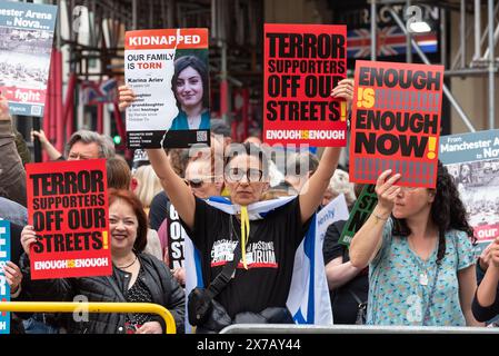 Londra, Regno Unito. 18 maggio 2024. I sostenitori di Israele contrastano la protesta mentre la marcia nazionale per la Palestina passa attraverso il circo Piccadilly. Crediti: Andrea Domeniconi/Alamy Live News Foto Stock