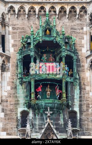 Rathaus in München mit Glockenspiel Das Glockenspiel auf dem Münchner Rathaus zeigt eine Szene von der Hochzeit zwischen Herzog Wilhelm V und Renate von Lothringen. Auf der unteren bene ist der Schäfflertanz dargestellt, als sich die Fassmacher nach der überstandenen Pestepedemie wieder auf die Straße wagten. DAS Glockenspiel besteht aus insgesamt 43 Glocken München Bayern Deutschland *** Municipio di Monaco con carillon il carillon sul municipio di Monaco mostra una scena del matrimonio tra il duca Guglielmo V e Renato di Lorena il livello inferiore raffigura la danza Schäffler, quando la sbarra Foto Stock