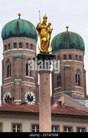 Mariensäule und Frauenkirche in München VOR den berühmten Zwillingstürmen der Frauenkirche steht die Mariensäule auf dem Marienplatz in München München Bayern Deutschland *** Mariensäule e Frauenkirche a Monaco di Baviera, di fronte alle famose torri gemelle della Frauenkirche, sorge il Mariensäule sulla Marienplatz a Monaco di Baviera Baviera Germania Foto Stock