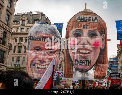 Londra, Regno Unito. 18 maggio 2024: I manifestanti hanno grandi immagini che attaccano il leader laburista Keir Starmer e la sua vice Angela Rayner per non aver sostenuto un cessate il fuoco di Gaza alla marcia Nakba 76 per la Palestina contro gli attacchi israeliani a Gaza nel centro di Londra, nel Regno Unito. Una grande marcia ha segnato il 76° anniversario della "catastrofe palestinese” nel 1948 e ha chiesto un cessate il fuoco a Gaza. Foto Stock