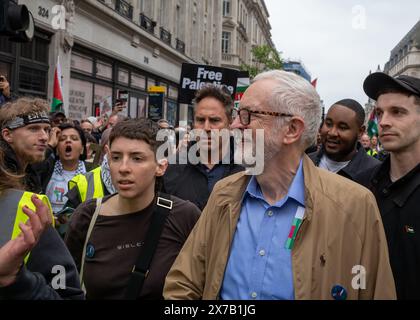 Londra, Regno Unito. 18 maggio 2024: L'ex leader del Partito Laburista e attivista Jeremy Corbyn arriva alla Nakba 76 marzo per la Palestina contro gli attacchi israeliani a Gaza nel centro di Londra, nel Regno Unito. Una grande marcia ha segnato il 76° anniversario della "catastrofe palestinese” nel 1948 e ha chiesto un cessate il fuoco a Gaza. Foto Stock