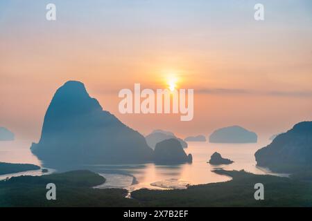 La baia di Phang Nga vista dal punto panoramico di Samet Nangshe verso il mare delle Andamane durante l'alba, il distretto di Takua Thung, Phang-nga, Thailandia Foto Stock