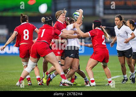 Christchurch, nuova Zelanda, 19 maggio 2024. Amy Du Plessis della nuova Zelanda viene affrontata dal canadese Tyson Beukeboom durante lo scontro tra i Black Ferns e il Canada al Christchurch's Apollo Projects Stadium nel 2024. Crediti: James Foy/Alamy Live News Foto Stock