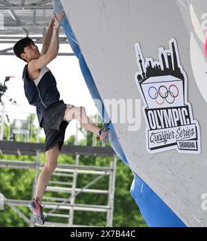 Shanghai. 19 maggio 2024. Lee Dohyun, della Corea del Sud, partecipa all'evento Boulder durante la finale maschile di arrampicata sportiva all'Olympic Qualifier Series di Shanghai, il 19 maggio 2024. Crediti: He Changshan/Xinhua/Alamy Live News Foto Stock