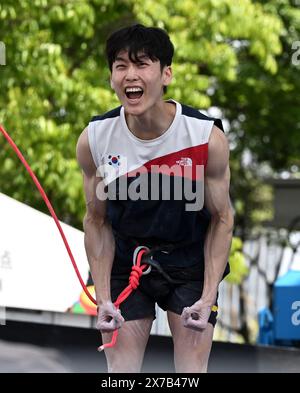 Shanghai. 19 maggio 2024. Lee Dohyun della Corea del Sud celebra la finale di arrampicata sportiva maschile all'Olympic Qualifier Series di Shanghai, nella Cina orientale, il 19 maggio 2024. Crediti: He Changshan/Xinhua/Alamy Live News Foto Stock