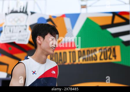 Shanghai. 19 maggio 2024. Lee Dohyun della Corea del Sud reagisce dopo la finale di arrampicata sportiva maschile alla Olympic Qualifier Series di Shanghai, nella Cina orientale, il 19 maggio 2024. Crediti: Wang Kaiyan/Xinhua/Alamy Live News Foto Stock