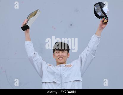 Shanghai. 19 maggio 2024. Lee Dohyun, della Corea del Sud, celebra durante la cerimonia della medaglia per la finale maschile di arrampicata sportiva all'Olympic Qualifier Series nella Cina orientale di Shanghai, il 19 maggio 2024. Crediti: Wang Kaiyan/Xinhua/Alamy Live News Foto Stock