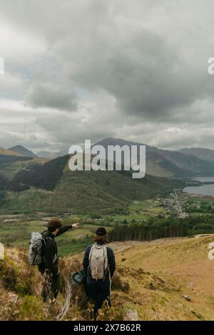 Esplorando le maestose Highlands scozzesi, gli escursionisti conquistano terreni accidentati Foto Stock