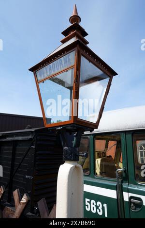 Lampada sulla banchina della stazione ferroviaria North Norfolk, Weybourne. Foto Stock