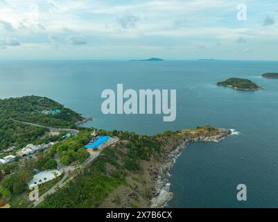 Vista aerea dal punto panoramico di Laem Promthep Cape. Promthep cape è il punto panoramico più popolare di Phuket. Isola Man, spiaggia di Yanui, piccola spiaggia e turbi del vento Foto Stock