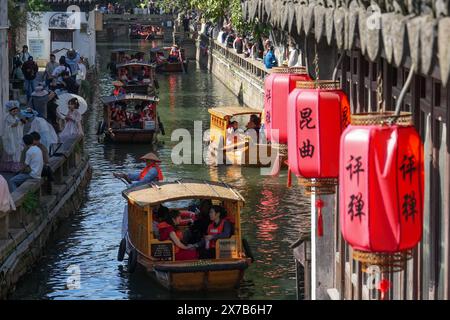 (240519) -- PECHINO, 19 maggio 2024 (Xinhua) -- i turisti visitano Pingjiang Road blocco storico e culturale nella città di Suzhou, nella provincia di Jiangsu nella Cina orientale, 18 aprile 2024. (Xinhua/li Bo) Foto Stock