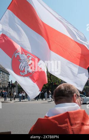 In segno di unità e sostegno, nella piazza del Parlamento di Londra si tiene una manifestazione per esprimere solidarietà ai prigionieri politici in Bielorussia. Questo evento fa parte di un movimento globale volto a condannare la spietata repressione del regime di Lukashenko contro la società civile e i media indipendenti. La comunità internazionale continua a chiedere il rilascio incondizionato di tutti i prigionieri politici. Secondo Viasna, uno dei più antichi e importanti gruppi per i diritti nel paese, alla fine di aprile vi erano 1.495 prigionieri politici in Bielorussia e più di 3.200 persone condannate in politicamente-movente Foto Stock