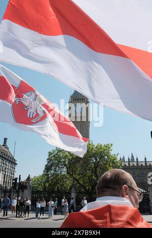 Dimostrazione in solidarietà con i prigionieri politici in Bielorussia a Londra in una dimostrazione di unità e sostegno, si tiene una manifestazione in Parliament Square a Londra per esprimere solidarietà ai prigionieri politici in Bielorussia. Questo evento fa parte di un movimento globale volto a condannare i regimi di Lukashenko con una crudele repressione contro la società civile e i media indipendenti. La comunità internazionale continua a chiedere il rilascio incondizionato di tutti i prigionieri politici. Secondo Viasna, uno dei più antichi e importanti gruppi per i diritti nel paese, alla fine di aprile, c'erano 1.495 prigionieri politici in essere Foto Stock