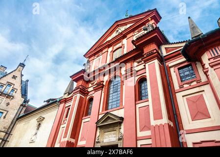 Facciata barocca della Basilica di San Giorgio, Castello di Praga, Praga, Repubblica Ceca Foto Stock