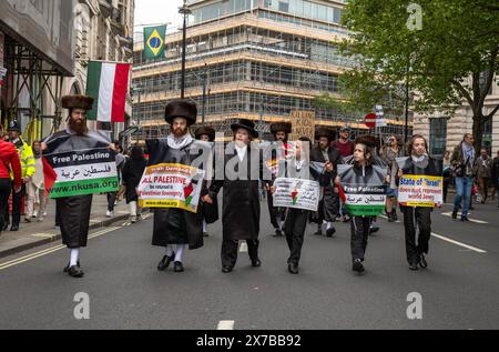 Londra, Regno Unito. 18 maggio 2024: Uomini e ragazzi del gruppo ebraico anti-sionista haredi Neturei Karta, o Guardiani della città, alla Nakba 76 marzo per la Palestina contro gli attacchi israeliani a Gaza nel centro di Londra, Regno Unito. Una grande marcia ha segnato il 76° anniversario della "catastrofe palestinese” nel 1948 e ha chiesto un cessate il fuoco a Gaza. Foto Stock