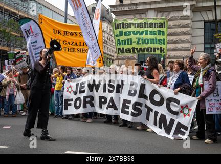 Londra, Regno Unito. 18 maggio 2024: Il popolo ebraico anti-sionista chiede giustizia per la Palestina alla Nakba 76 marzo per la Palestina contro gli attacchi israeliani a Gaza nel centro di Londra, Regno Unito. Una grande marcia ha segnato il 76° anniversario della "catastrofe palestinese” nel 1948 e ha chiesto un cessate il fuoco a Gaza. Foto Stock