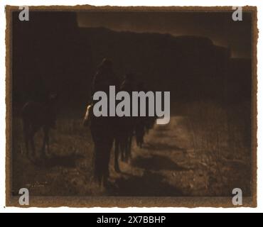 La razza che svanisce Navaho, Curtis no 984., titolo da illustrazione della stessa immagine nel libro The North American Indian di E.S. Curtis., Notation in lower left corner, 'Copyright 1904 di E.S. Curtis, x984.', Louise Imogen Guiney Collection., Gift; 1934; (DLC/PP-1934:33), successivamente pubblicato come Photogravure in: The North American Indian / Edward S. Curtis. [Seattle, Washington.] : Edward S. Curtis, 1907-30, Suppl. v. 1, pl. 1... Indians of North America, 1900-1910. , Navajo Indians, 1900-1910. Foto Stock