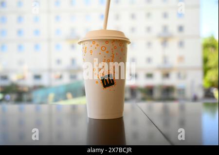 Un McDonalds Milk shake viene visto in un ristorante McDonalds a Varsavia, Polonia, il 17 maggio 2024. Foto Stock