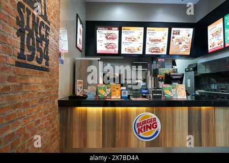 PHUKET, THAILANDIA - 9 MAGGIO 2023: Fast food Burger King all'aeroporto internazionale di Phuket. Foto Stock