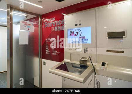 HONG KONG, CINA - 5 DICEMBRE 2023: Stazione iServices Bank of China a Hong Kong. Foto Stock