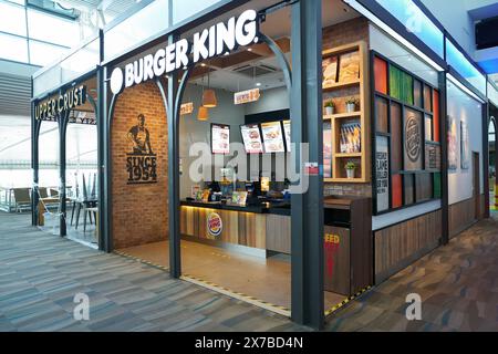 PHUKET, THAILANDIA - 9 MAGGIO 2023: Fast food Burger King all'aeroporto internazionale di Phuket. Foto Stock