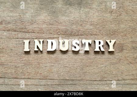 Blocco di lettere alfabetiche nell'industria delle parole su sfondo in legno Foto Stock