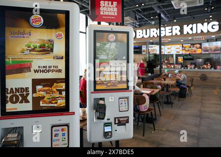 PHUKET, TAILANDIA - 09 MAGGIO 2023: Chioschi self service per l'ordinazione presso il fast food Burger King all'Aeroporto Internazionale di Phuket. Foto Stock