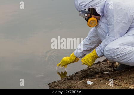 Bandung, Giava Occidentale, Indonesia. 19 maggio 2024. Gli attivisti del Forum indonesiano per l'ambiente (WALHI) ispezionano la qualità dell'acqua nel fiume Citarum, Bandung Regency. L'azione è stata quella di fare campagna per la consapevolezza ambientale e chiedere al governo di adottare una politica speciale sul fiume Citarum durante il Forum mondiale sull'acqua 2024 tenutosi a Bali. (Credit Image: © Algi February Sugita/ZUMA Press Wire) SOLO PER USO EDITORIALE! Non per USO commerciale! Foto Stock