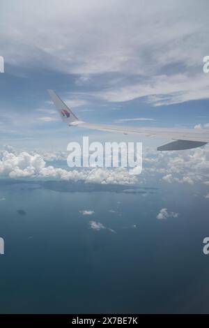 PHUKET, THAILANDIA - 09 MAGGIO 2023: Vista aerea da Malaysia Airlines Boeing 737-800. Foto Stock