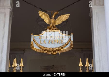 Cartello del Teatro la Fenice all'ingresso della città di Venezia, Italia. Insegna dorata con la fenice che si alza dalle fiamme, ca Foto Stock