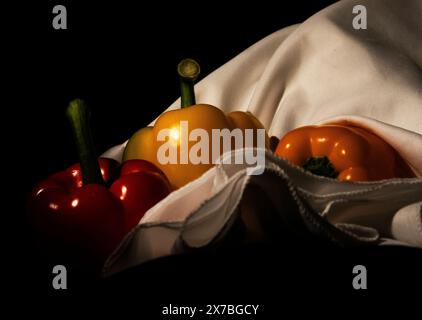 peperoni d'arancia rossi gialli in studio still life Foto Stock