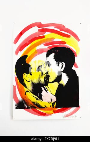 Nizza, Francia - 14 luglio 2023: Opera d'arte di Miguel Parra Urrutia, intitolata "El virus que navega en el amor", 1991-2016; acrilico e serigrafia su carta Foto Stock