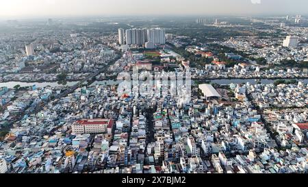 Incredibile vista aerea della grande città asiatica, scena di ho chi Minh, affollata casa cittadina sul fiume con densità densa, città sovraffollata, Nguyen Tri Phuong stree Foto Stock