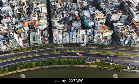 Incredibile vista aerea in drone di ho chi Minh, grande città asiatica con affollata casa cittadina, veicolo circolante sulla strada che si sposta all'incrocio, casa vicino al toge Foto Stock