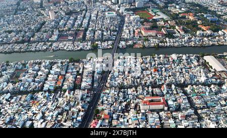 Incredibile vista aerea della grande città asiatica, scena di ho chi Minh, affollata casa cittadina sul fiume con densità densa, città sovraffollata, Nguyen Tri Phuong stree Foto Stock