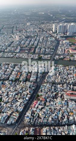 Incredibile vista aerea della grande città asiatica, scena di ho chi Minh, affollata casa cittadina sul fiume con densità densa, città sovraffollata, Nguyen Tri Phuong stree Foto Stock