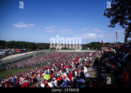 Imola, Italia. 18 maggio 2024. Spettatori, Gran Premio di F1 dell'Emilia-Romagna all'autodromo Internazionale Enzo e Dino Ferrari il 18 maggio 2024 a Imola, Italia. (Foto di HOCH ZWEI) credito: dpa/Alamy Live News Foto Stock