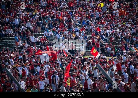 Imola, Italia. 18 maggio 2024. I tifosi fanno il tifo durante la sessione di qualificazione del Gran Premio dell'Emilia Romagna. (Foto di Andreja Cencic/SOPA Images/Sipa USA) credito: SIPA USA/Alamy Live News Foto Stock