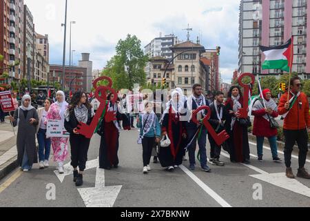 Gijón, Spagna, 19 maggio 2024: Diverse persone con chiavi che indossano cravatte con i colori della bandiera palestinese durante la dimostrazione Stop the Genocide, concludono le relazioni e l'acquisto e la vendita di armi con Israele, il 19 maggio 2024, a Gijon, Spagna. Crediti: Alberto Brevers/Alamy Live News. Foto Stock