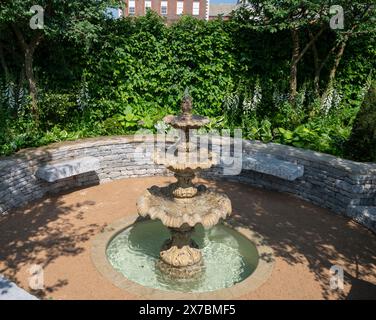 Royal Hospital, Chelsea, Londra, Regno Unito. 19 maggio 2024. I ritocchi finali sono fatti per le esposizioni di giardini e piante in una giornata calda prima dell'apertura al pubblico dell'RHS Chelsea Flower Show 2024 dal 21 maggio al 25 maggio. Immagine: Sanctuary Garden, The Bridgerton Garden, progettato da Holly Johnston è uno spazio segreto e appartato, basato su Penelope Featherington, un personaggio simile a un fiore di parati di Netflix e della prossima serie di Bridgerton di Shondaland. Crediti: Malcolm Park/Alamy Live News Foto Stock