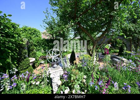 Royal Hospital, Chelsea, Londra, Regno Unito. 19 maggio 2024. I ritocchi finali sono fatti per le esposizioni di giardini e piante in una giornata calda prima dell'apertura al pubblico dell'RHS Chelsea Flower Show 2024 dal 21 maggio al 25 maggio. Immagine: Sanctuary Garden, The Bridgerton Garden, progettato da Holly Johnston è uno spazio segreto e appartato, basato su Penelope Featherington, un personaggio simile a un fiore di parati di Netflix e della prossima serie di Bridgerton di Shondaland. Crediti: Malcolm Park/Alamy Live News Foto Stock