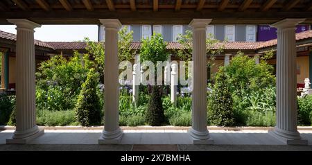 Royal Hospital, Chelsea, Londra, Regno Unito. 19 maggio 2024. I ritocchi finali sono fatti per le esposizioni di giardini e piante in una giornata calda prima dell'apertura al pubblico dell'RHS Chelsea Flower Show 2024 dal 21 maggio al 25 maggio. Immagine: The Newt in Somerset: Un giardino romano progettato da Katie Lewis e Stephen Herrington. Crediti: Malcolm Park/Alamy Live News Foto Stock