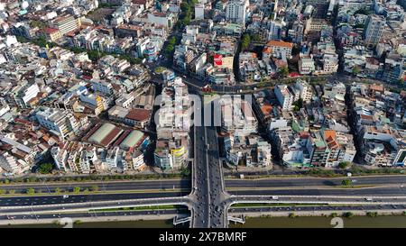 Incredibile vista aerea in drone di ho chi Minh, grande città asiatica con affollata casa cittadina, veicolo circolante sulla strada che si sposta all'incrocio, casa vicino al toge Foto Stock